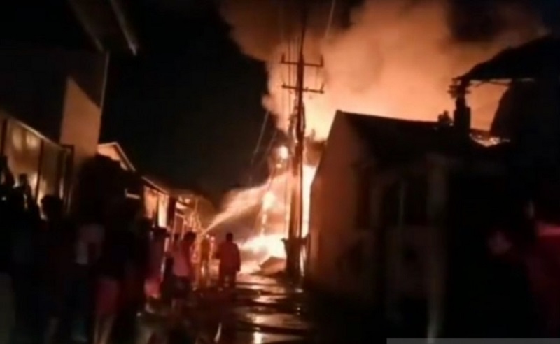 Kawasan Lapak Pedagang di Kalideres Terbakar, 15 Mobil Damkar Meluncur