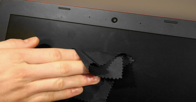 Cara Membersihkan Layar Laptop, Coba Pakai Kain Mikrofiber