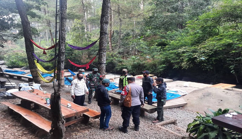 Petugas Bongkar Objek Wisata Pineus Tilu Bandung yang Nekat Buka saat PPKM