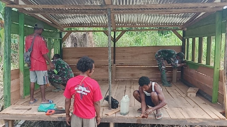 3 Hari Bersama, Prajurit TNI dan Warga Keerom Bangun Poskamling Multifungsi