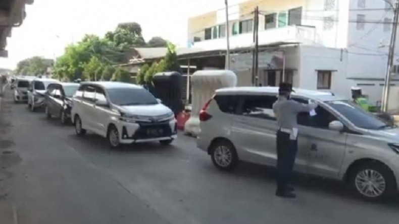 Hari Terakhir PPKM Level 4, Mobilitas Kendaraan di Penyekatan Lampiri Duren Sawit Ramai 