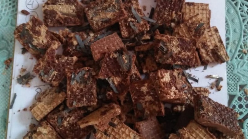 Ngeri, Ada Pria Bagi-Bagi Snack Bercampur Potongan Silet dan Staples ke Anak-Anak