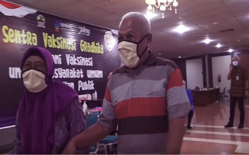 Video Viral Pasutri Lansia Tetap Mesra saat Divaksin Covid-19
