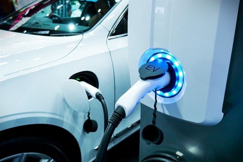 Pakai Mobil Listrik Lebih Hemat daripada Mobil Bensin, Betul Enggak Sih? 