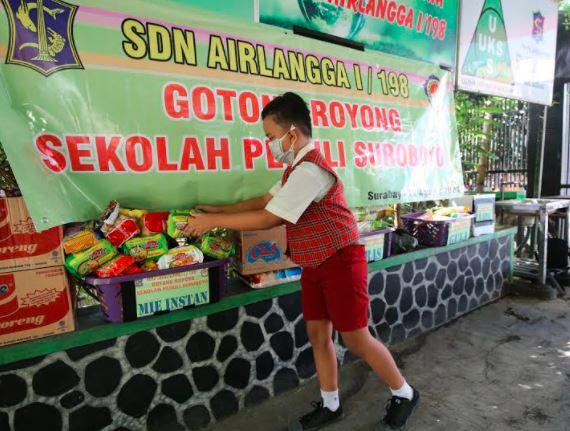 Pelajar SD di Surabaya Kumpulkan Donasi Bantu Warga Terdampak Covid-19