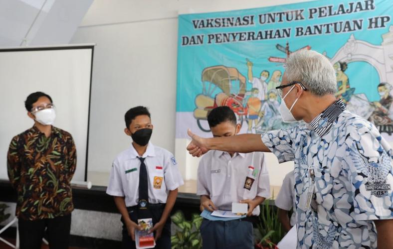Gembiranya Pelajar di Solo, Usai Disuntik Vaksin Dapat HP