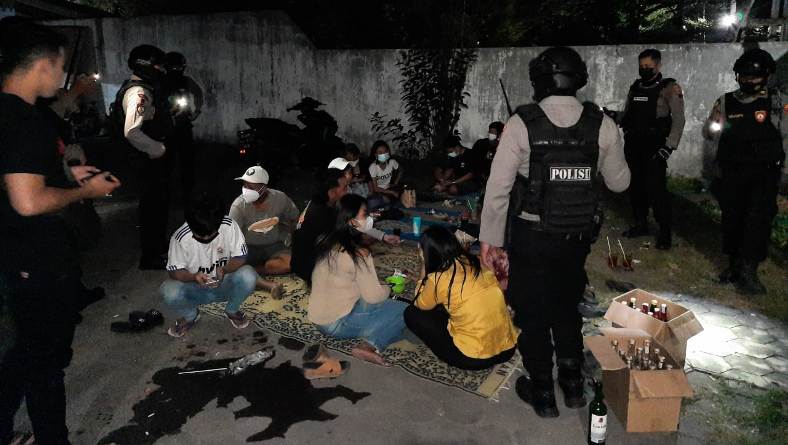 Berkerumun Sambil Pesta Miras, Belasan Remaja Digerebek Polisi 