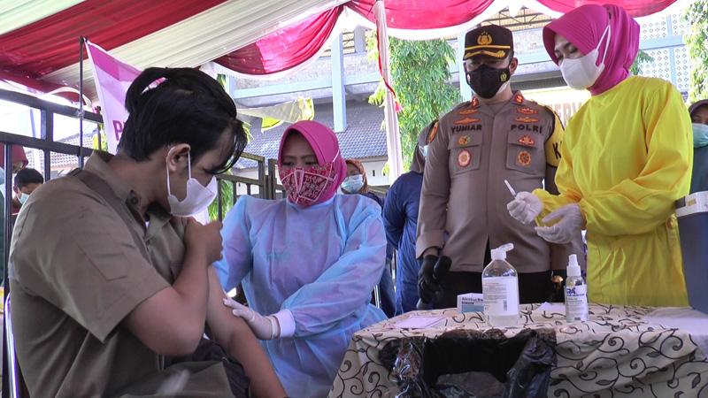 Jadi Vaksinator, Begini Aksi Istri Kapolres Kendal saat Melayani Penyuntikan Vaksin