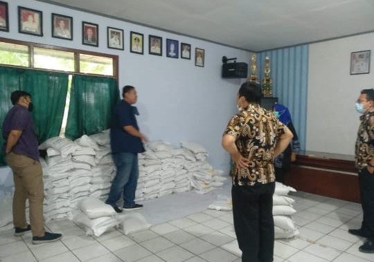 Penjelasan Bulog soal Beras Bantuan PPKM yang Menggumpal di Pandeglang