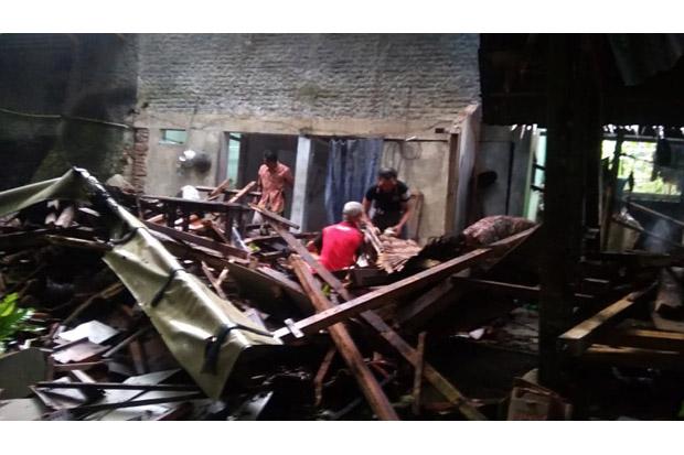 Diterjang Hujan dan Angin Kencang, Rumah Warga di Pangandaran Ambruk 