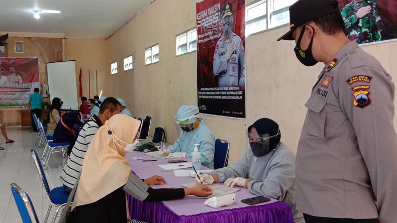 Ratusan Buruh dan Santri di Semarang Antusias Ikuti Vaksinasi Merdeka Candi 