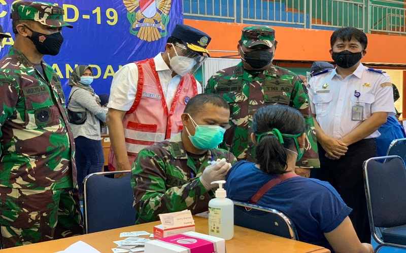 Tinjau Serbuan Vaksinasi di Bogor, Pangdam Siliwangi Bagikan Paket Sembako