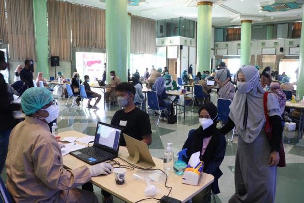  Dosen dan Karyawan UII Yogyakarta Divaksin Sinovac