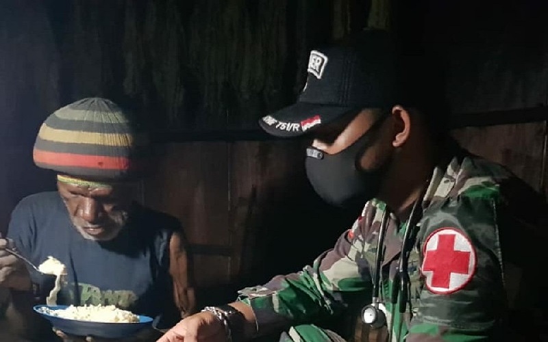 Cerita Satgas TNI Didatangi Warga Tak Makan Berhari-hari hingga Jalan Kaki 1,5 Km ke Pos