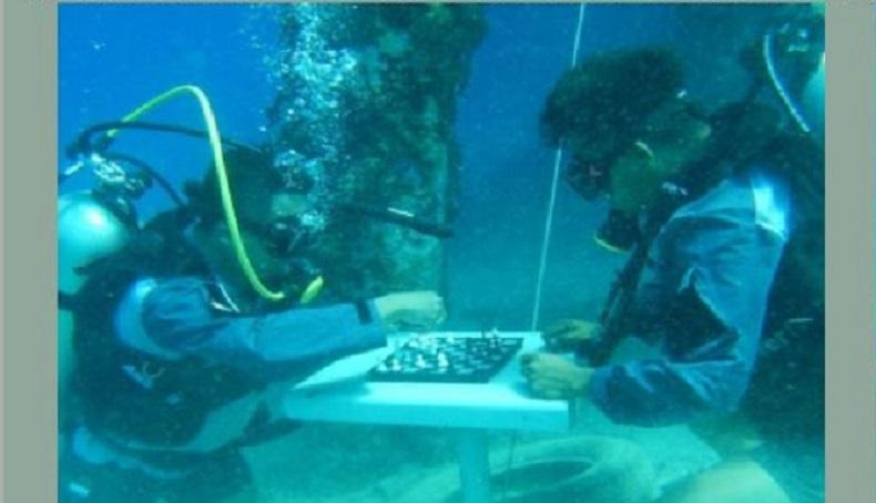Aksi Keren Prajurit TNI AL Tanding Catur di Dasar Laut