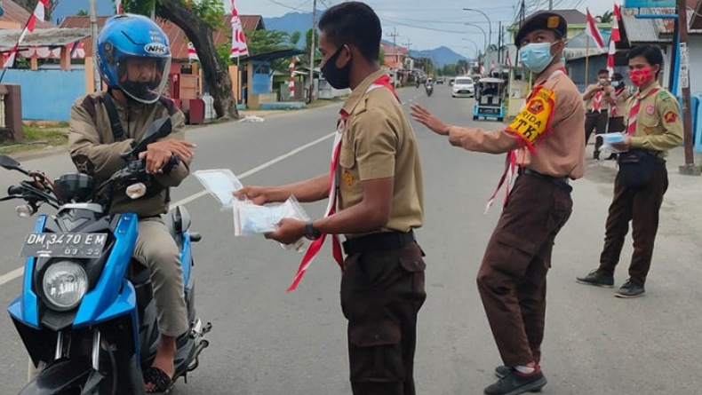 Pramuka Bone Bolango Bagikan Masker dan Hand Sanitizer Cegah Penularan Covid-19