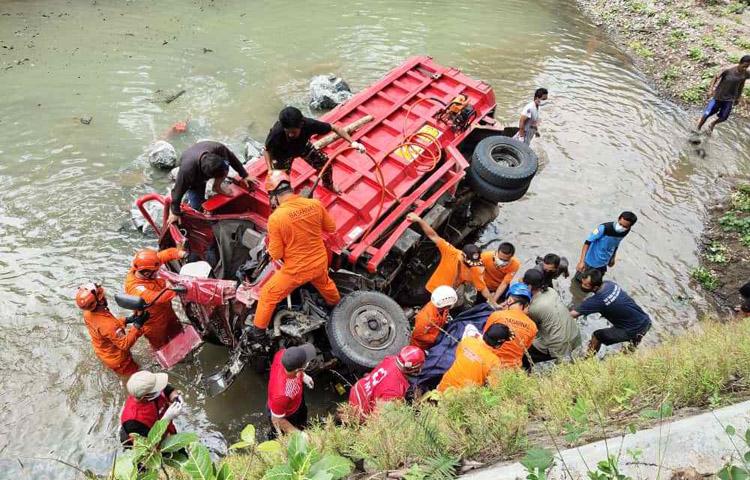 Truk Bermuatan Batu di Kulonprogo Terjun ke Sungai, 2 Orang Tewas