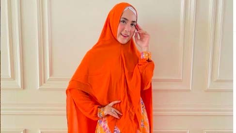 Sambut Tahun Baru Islam di Masa Pandemi, Ini Doa Khusyuk April Jasmine 