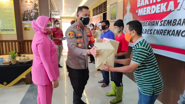 Bagikan Sembako, Kapolres Enrekang Gelar Baksos Hari Kemerdekaan