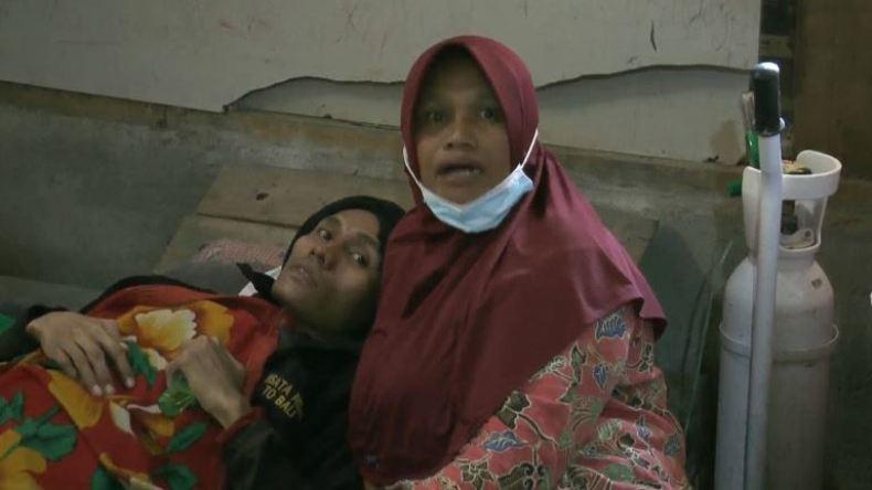 Sedih, Anak dan Bapak di Kendal Terbaring akibat Stroke dan Kelainan Tulang  
