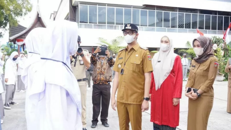 Temui Calon Paskibraka, Wali Kota Bukittinggi: Bawa Bendera Pusaka Duplikat Ini Amanah