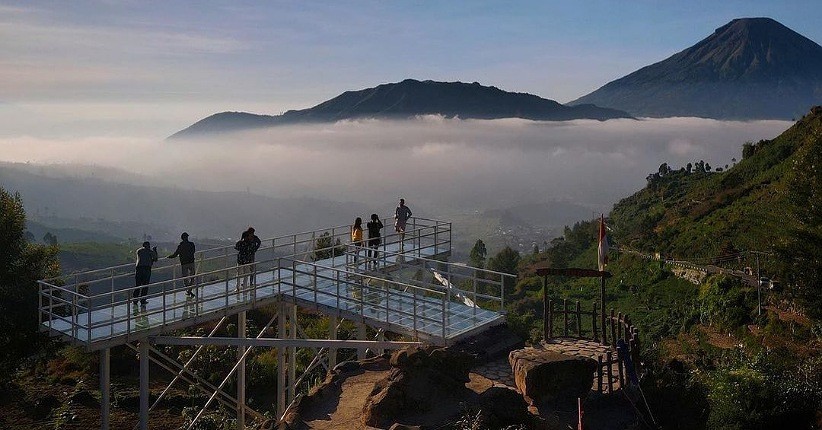 Pesona Keindahan Batu Angkruk Dieng, Bisa Lihat Gunung Sindoro Berselimut Awan