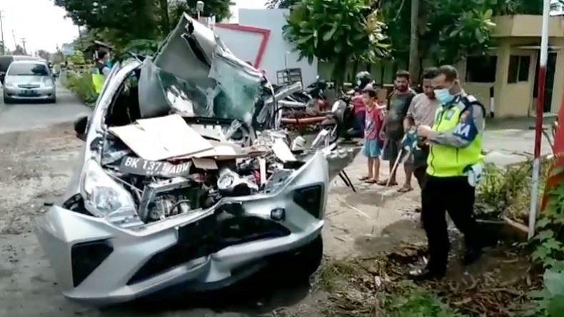 Kecelakaan Maut Minibus Tabrak Truk di Namorambe Deliserdang, 1 Orang Tewas di TKP