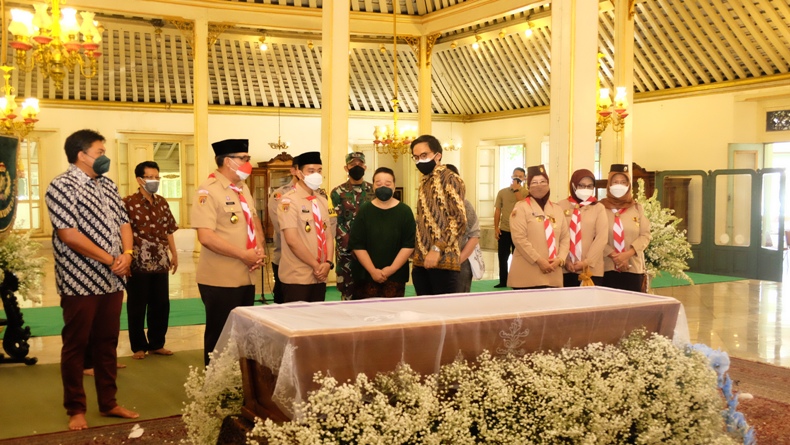 Pakai Seragam Pramuka, Gibran Melayat KGPAA Mangkunegara IX
