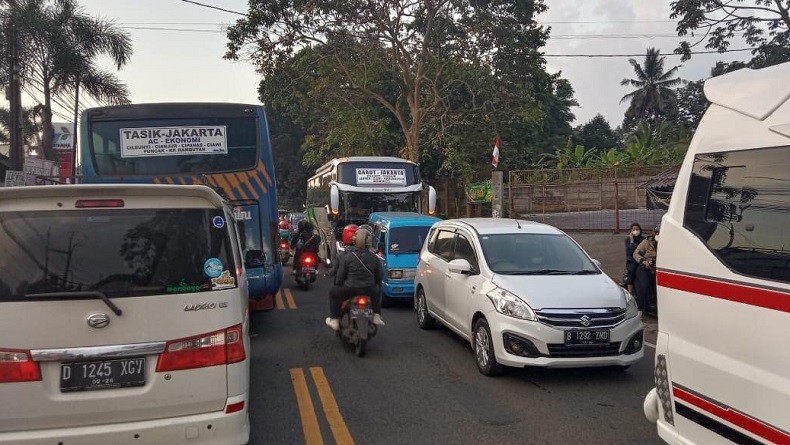 Volume Kendaraan Meningkat, Sabtu Sore Jalur Puncak Arah Jakarta Satu Arah