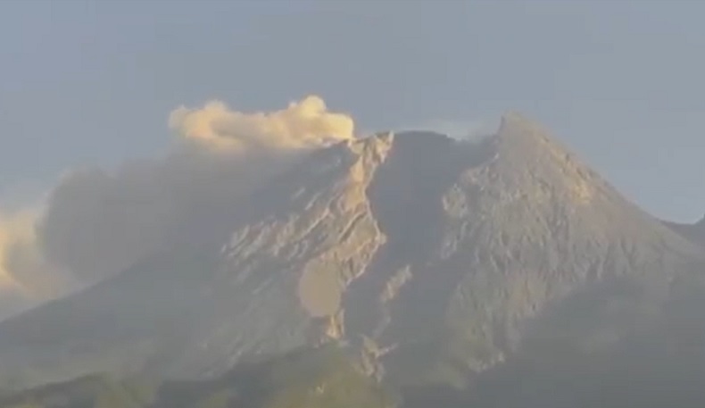 Aktivitas Merapi Tinggi, BPPTKG Catat Sekali Guguran Awan Panas dan 10 Kali Lava Pijar
