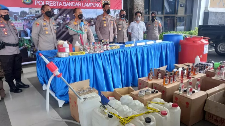 Raup Rp225 Juta per Bulan, Ini Peran 6 Tersangka Kasus Miras Oplosan di Lampung