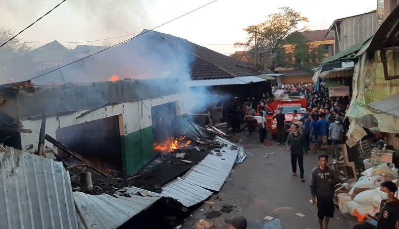 Kios Pasar Ciawi Tasikmalaya Terbakar Hebat, Pedagang Selamatkan Barang Tersisa