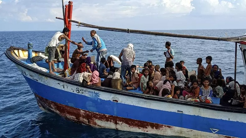 Perahu Terbalik di Laut, Puluhan Pengungsi Muslim Rohingya Hilang