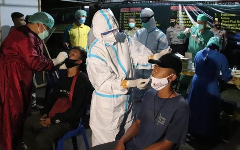  Polisi Bubarkan Kerumunan di Pinggir Jalan, Puluhan Pemuda Asyik Nongkrong Diswab Antigen