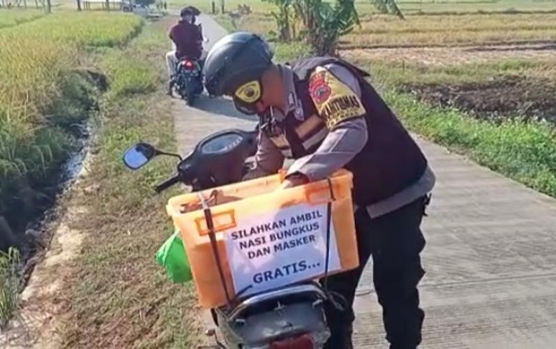Pak Bhabin Ini Sisihkan Uang Pribadi untuk Bagikan Nasi Bungkus  dan Masker Gratis ke Warga