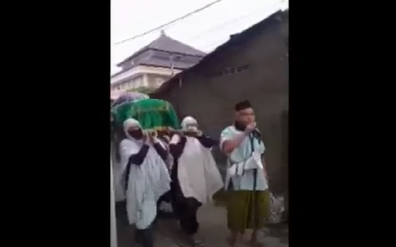 Video Viral Emak-Emak Pakai Mukena Pikul Keranda Jenazah, Warga Sebut Ritual Tolak Bala 