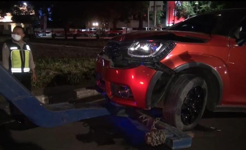 Sopir Ngantuk, Mobil Relawan Vaksin Tabrak Tiang Lampu di Taman Suropati 