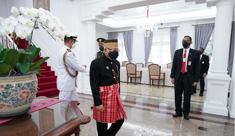 Wapres Ma'ruf Amin Kenakan Pakaian Adat Sulawesi Barat di Sidang Tahunan MPR