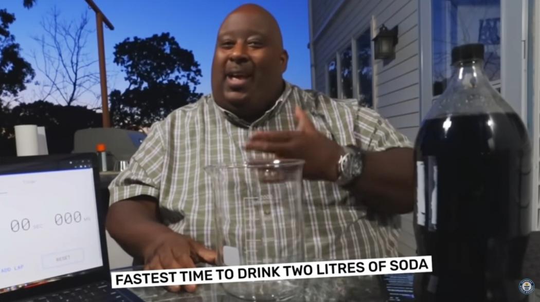 Rekor Dunia, Pria Ini Minum 2 Liter Soda Kurang dari 20 Detik