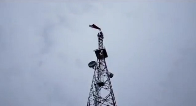  Bendera Raksasa Berkibar di Puncak Gunung Pidie Jaya