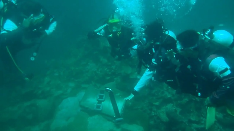 Bendera Merah Putih Berkibar di Kedalaman 17 Meter Teluk Bone 