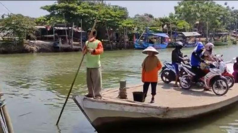 Rayakan HUT RI, Penarik Perahu di Kendal Gratiskan Jasa Penyeberangan 