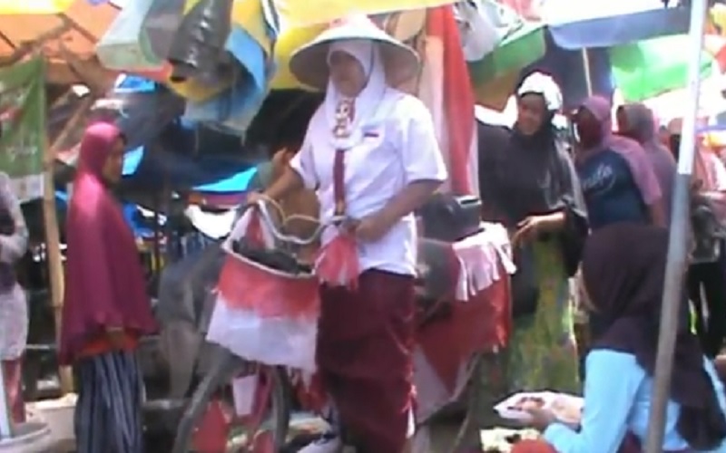 Unik, Pedagang Tahu Ini Pakai Seragam SD hingga Minta Pembeli Nyanyi Lagu Hari Merdeka
