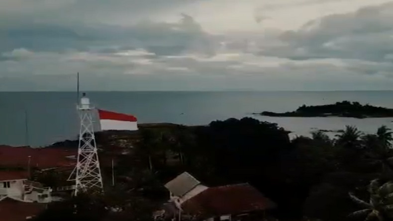 TNI AL Kibarkan Bendera Merah Putih di Pulau Terluar Indonesia