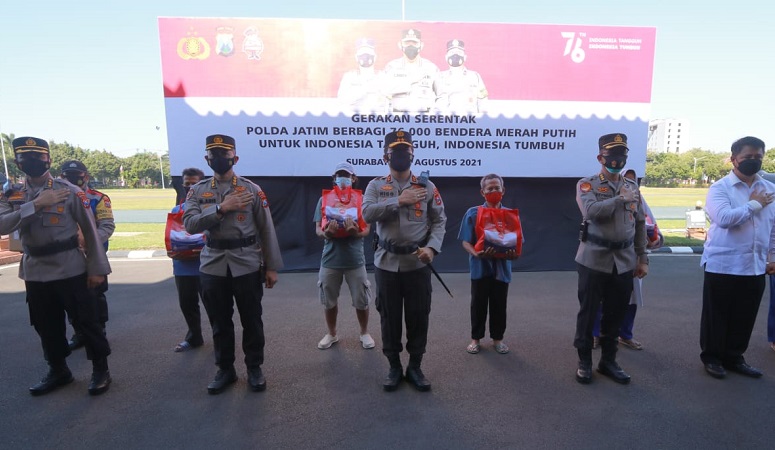 Polda Jatim Borong 76.000 Bendera Merah Putih Milik UMKM Lalu Dibagikan 