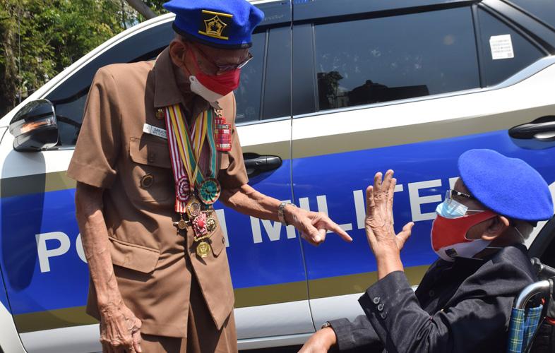 Momen Haru Pertemuan Dua Veteran setelah Puluhan Tahun Terpisah di Medan Perang