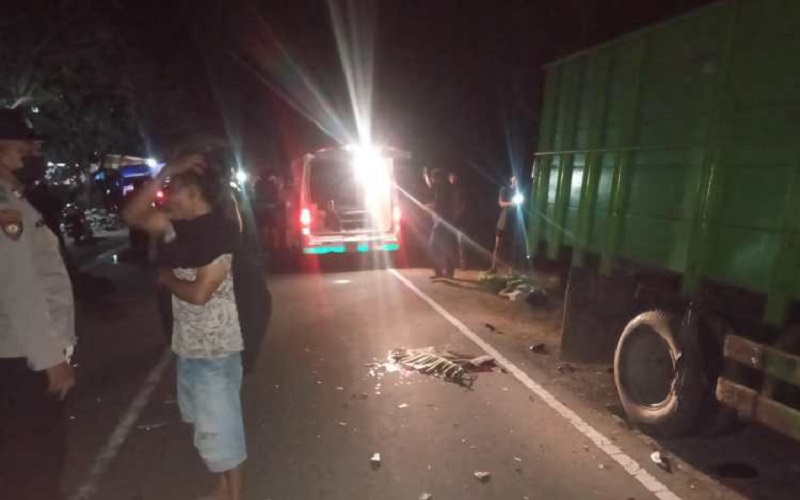 Tragis, Pengendara Sepeda Motor Ini Tewas usai Tabrak Bagian Belakang Truk