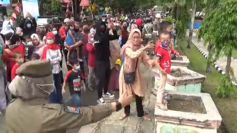 Peringatan HUT ke-76 RI di Wajo Heboh, Ratusan Warga Merangsek untuk Hormat Bendera
