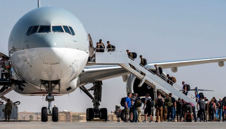 Perempuan Afghanistan Melahirkan di Pesawat Militer AS saat Evakuasi