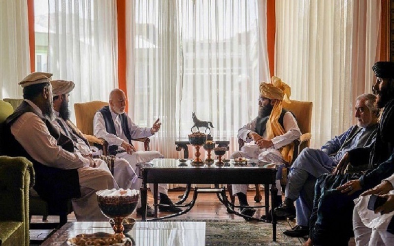 Taliban Mulai Bahas Pemerintahan Baru Bersama Mantan Presiden Afghanistan Karzai